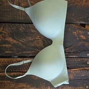 Victoria's Secret T shirt lightly lined wireless bra